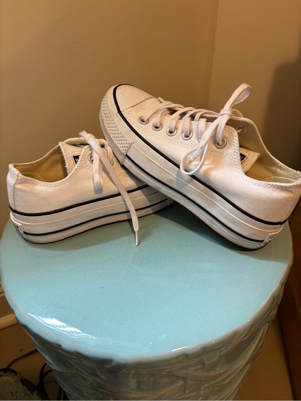CONVERSE ALL-STAR Classic White Low-Top Platform Sneakers for Women. Size 5
